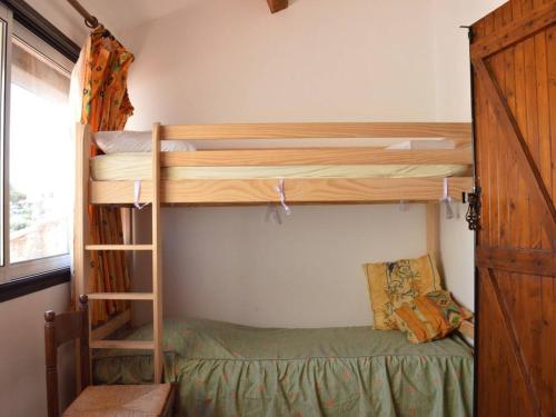 - une chambre avec 2 lits superposés et une échelle dans l'établissement Maison Fleury-Saint-Pierre-la-Mer, 5 pièces, 8 personnes - FR-1-229D-240, à Saint Pierre La Mer