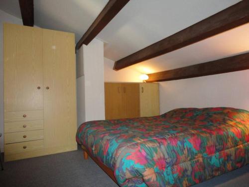 une chambre avec un lit et une commode dans l'établissement Appartement 2P avec Mezzanine, Piscine et Tennis, 800m de la Plage – 6 Couchages – St Pierre la Mer - FR-1-229D-267, à Saint Pierre La Mer