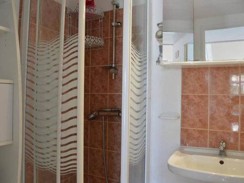 une salle de bain avec douche et lavabo dans l'établissement Pavillon climatisé 6 couchages, terrasse, garage, à 750m de la plage - St Pierre la Mer - FR-1-229D-379, à Saint Pierre La Mer