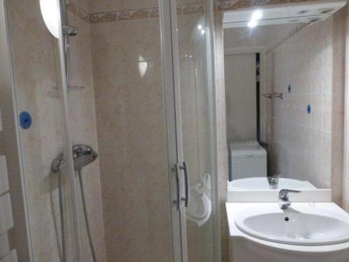 a bathroom with a shower and a sink at Appartement Saint-Gilles-Croix-de-Vie, 2 pièces, 4 personnes - FR-1-224-39 in Saint-Gilles-Croix-de-Vie