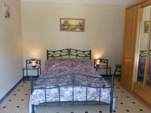 une chambre avec un lit avec un couvre-lit fleuri dans l'établissement Maison 3 pièces à Saint-Hilaire-de-Riez, proche plage, forêt et commerces, 6 couchages - FR-1-224-139, à Saint-Hilaire-de-Riez