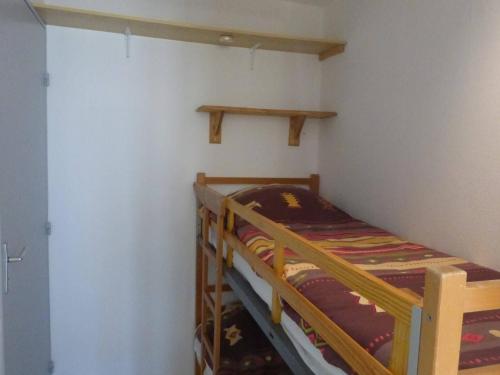 une chambre avec deux lits superposés dans une pièce dans l'établissement Appartement 2 pièces, terrasse, proche plage, 4 couchages, St Hilaire de Riez - FR-1-224-308, à Saint-Hilaire-de-Riez