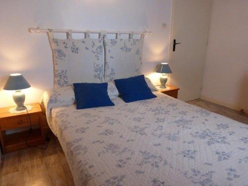 une chambre avec un grand lit avec deux lampes dans l'établissement Maison 2 pièces + mezzanine, 4 couchages, piscine chauffée, proche mer, tennis - Bretignolles - FR-1-224A-145, à Bretignolles-sur-Mer