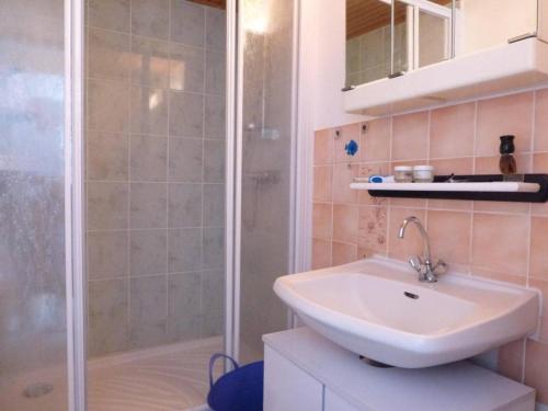 une salle de bain avec un lavabo et une douche dans l'établissement Charmante maison avec mezzanine, piscine chauffée, proche de la mer à Brétignolles-sur-Mer - FR-1-224A-388, à Bretignolles-sur-Mer