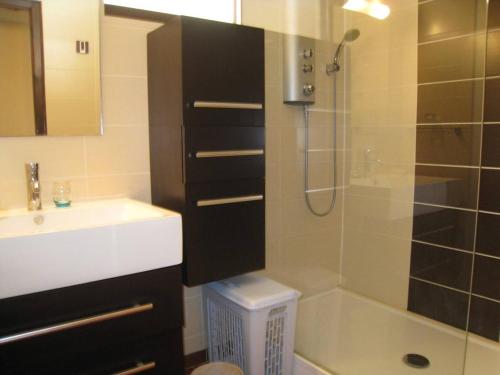 une salle de bain avec une douche et un lavabo et une douche dans l'établissement Maison avec accès direct à la plage, 2 terrasses, jardin clos, 3 chambres, parking privé à La Guérinière - FR-1-224B-492, à La Guérinière