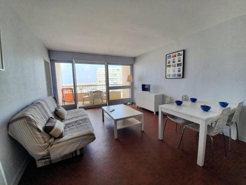 un salon avec un canapé et une table dans l'établissement Appartement 2 pièces, 5 couchages balcon - Saint-Jean-de-Monts - FR-1-224C-262, à Saint-Jean-de-Monts