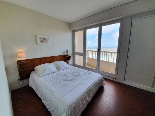une chambre avec un lit et une grande fenêtre dans l'établissement Appartement 2 pièces, 5 couchages balcon - Saint-Jean-de-Monts - FR-1-224C-262, à Saint-Jean-de-Monts