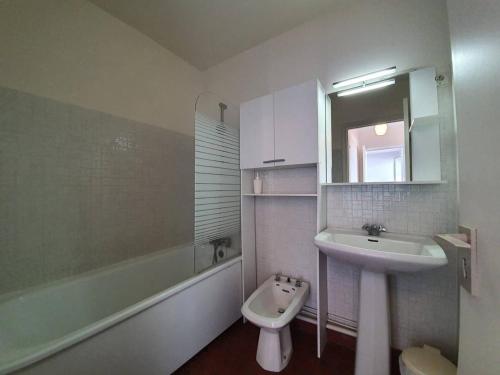 une salle de bain avec un lavabo, des toilettes et un miroir dans l'établissement Appartement 2 pièces, 5 couchages balcon - Saint-Jean-de-Monts - FR-1-224C-262, à Saint-Jean-de-Monts
