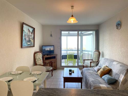 un salon avec un canapé et une table dans l'établissement Appartement 2 pièces 6 couchages avec balcon fermé à Saint-Gilles-Croix-de-Vie - FR-1-224-307, à Saint-Gilles-Croix-de-Vie