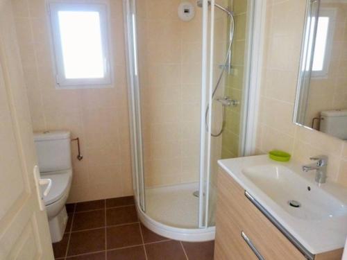 une salle de bain avec une douche, des toilettes et un lavabo dans l'établissement Maison avec terrasse, 400 m plage et centre, 2 chambres, parking privé, ménage inclus - FR-1-224B-542, à La Guérinière