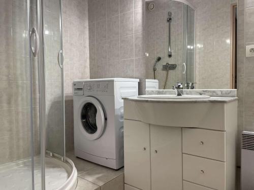 une salle de bain avec une machine à laver et un lavabo dans l'établissement Appartement 2 pièces 6 couchages avec balcon fermé à Saint-Gilles-Croix-de-Vie - FR-1-224-307, à Saint-Gilles-Croix-de-Vie