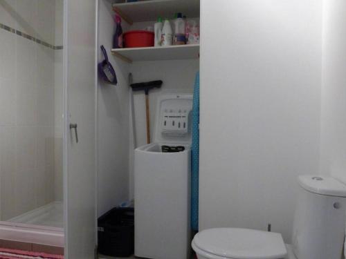 une petite salle de bain avec toilettes et douche dans l'établissement Agréable T2 à 1,5km du centre, proche plage, balcon, parking privé, ascenseur, 4 couchages - FR-1-224-447, à Saint-Gilles-Croix-de-Vie