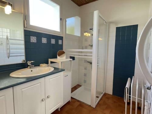 une salle de bain avec un lavabo et une douche dans l'établissement Maison avec Jardin Clos près de la Plage - 5 Couchages, 3 Étoiles, Ménage Inclus - FR-1-224B-474, à Barbâtre
