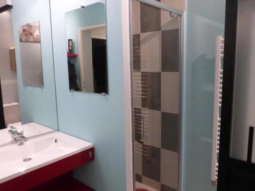 une salle de bain avec un lavabo et une douche avec un miroir dans l'établissement Appartement 2 pièces avec balcon, parking et proche plage à Saint-Gilles-Croix-de-Vie - FR-1-224-587, à Saint-Gilles-Croix-de-Vie