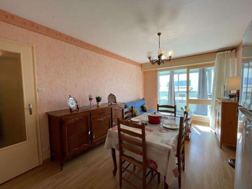 un salon avec une table et une salle à manger dans l'établissement Appartement 2 pièces proche mer avec loggia - Saint-Hilaire-de-Riez - FR-1-224C-625, à Saint-Hilaire-de-Riez