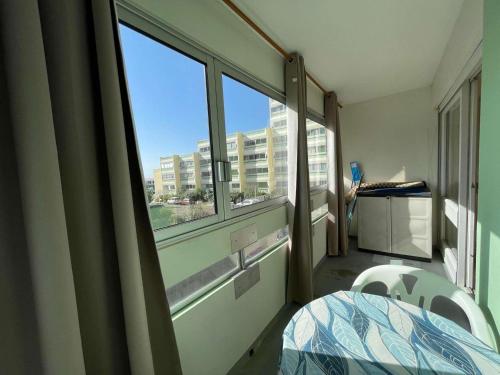 Cette chambre dispose d'une fenêtre offrant une vue sur un bâtiment. dans l'établissement Appartement 2 pièces proche mer avec loggia - Saint-Hilaire-de-Riez - FR-1-224C-625, à Saint-Hilaire-de-Riez