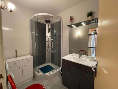 une salle de bain avec douche et lavabo dans l'établissement Appartement 2 pièces proche mer avec loggia - Saint-Hilaire-de-Riez - FR-1-224C-625, à Saint-Hilaire-de-Riez