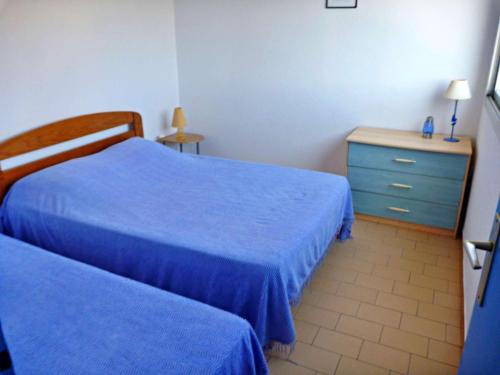 - une chambre avec un lit bleu et une commode bleue dans l'établissement Appartement 4/5 pers avec parking privé, vue sur mer - FR-1-387-105, à Marseillan