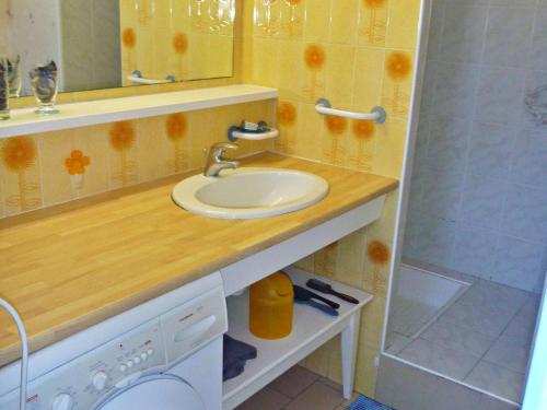 une salle de bain avec un lavabo et une douche dans l'établissement Appartement 4/5 pers avec parking privé, vue sur mer - FR-1-387-105, à Marseillan