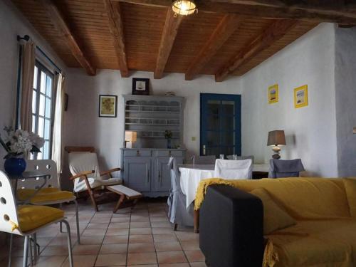 un salon avec un canapé et une table dans l'établissement Maison confortable proche commerces, plage et port – 6 couchages, jardin clos avec terrasse et BBQ - FR-1-224B-453, à Noirmoutier-en-l'lle