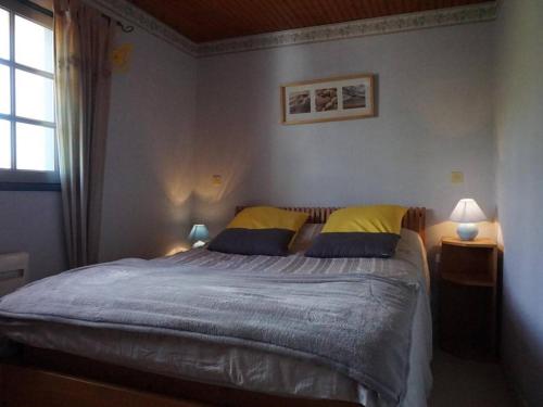 une chambre avec un grand lit avec deux lampes dans l'établissement Maison confortable proche commerces, plage et port – 6 couchages, jardin clos avec terrasse et BBQ - FR-1-224B-453, à Noirmoutier-en-l'lle