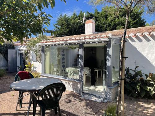 Photo de la galerie de l'établissement Maison en impasse proche plage et port, jardin clos, barbecue, 4 couchages à Noirmoutier - FR-1-224B-523, à Noirmoutier-en-l'lle