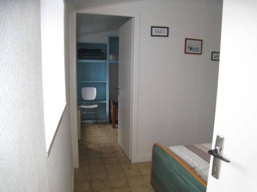 a hallway with a room with a bed and a desk at Maison Noirmoutier-en-l'Île, 3 pièces, 4 personnes - FR-1-224B-523 in Noirmoutier-en-l'lle