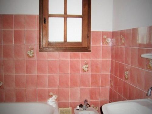 une salle de bain avec toilettes, lavabo et fenêtre dans l'établissement Maison cosy avec mezzanine, proche plage et commerces, terrasse tranquille - Noirmoutier-en-l'Île - FR-1-224B-606, à Noirmoutier-en-l'lle