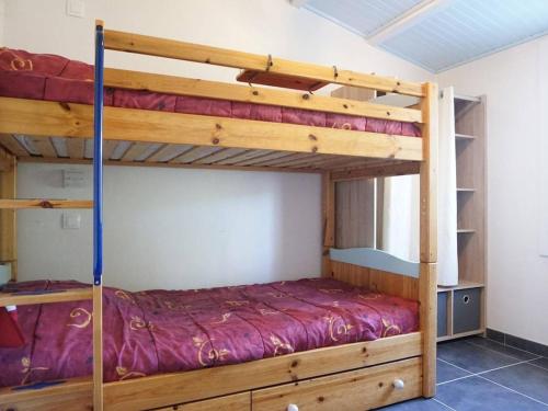 a bedroom with two bunk beds in a room at Maison Noirmoutier-en-l'Île, 3 pièces, 5 personnes - FR-1-224B-618 in Noirmoutier-en-l'lle
