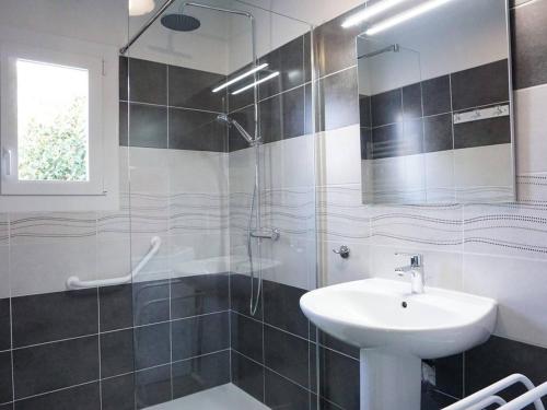 La salle de bains est pourvue d'un lavabo et d'une douche. dans l'établissement Maison Noirmoutier-en-l'Île, 3 pièces, 5 personnes - FR-1-224B-618, à Noirmoutier-en-l'lle