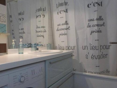 uma casa de banho com um lavatório e um espelho em Maison Bretignolles-sur-Mer, 2 pièces, 4 personnes - FR-1-224A-12 em Bretignolles-sur-Mer