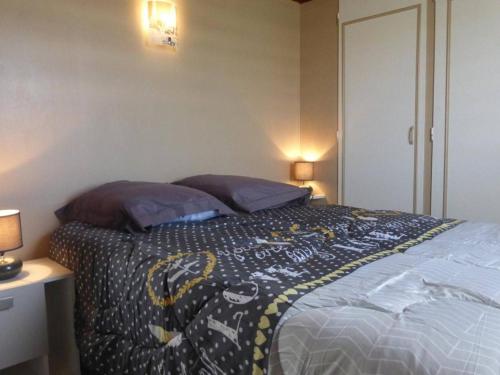 - une chambre avec un lit et une couverture dans l'établissement Maison Bretignolles-sur-Mer, 2 pièces, 4 personnes - FR-1-224A-12, à Bretignolles-sur-Mer