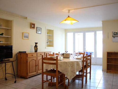 une cuisine et une salle à manger avec une table et des chaises dans l'établissement Maison près du port de La Cotinière, 4 couchages, terrasse, véranda, parking sur propriété - FR-1-246A-31, à La Cotinière