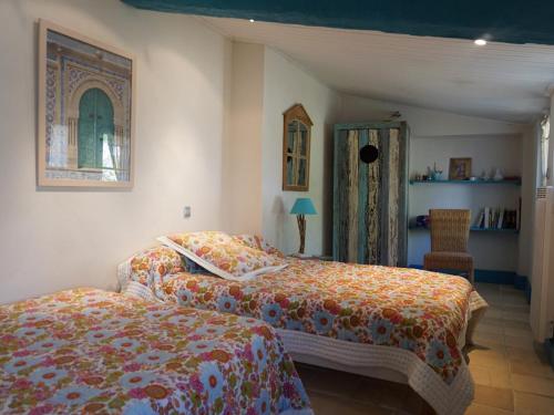 1 Schlafzimmer mit 2 Betten und einem Fenster in der Unterkunft Maison Barbâtre, 3 pièces, 4 personnes - FR-1-224B-744 in Barbâtre