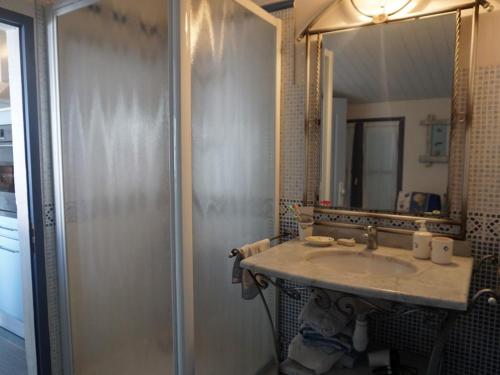 une salle de bain avec un lavabo et une douche avec un miroir dans l'établissement Maison rénovée avec jardin, proche plage, 4 couchages, Barbâtre - FR-1-224B-744, à Barbâtre