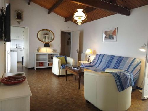 un salon avec un canapé et une table dans l'établissement Maison 3 pièces avec véranda et jardin, à 300m de la plage - La Guérinière - FR-1-224B-98, à La Guérinière