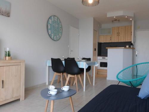 une cuisine et un salon avec une table et des chaises dans l'établissement Appartement Vue Mer, Accès Direct Plage, Parking Privé, Saint-Gilles-Croix-de-Vie - FR-1-224-770, à Saint-Gilles-Croix-de-Vie