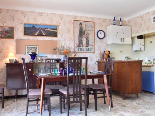 une cuisine et une salle à manger avec une table et des chaises dans l'établissement Narbonne Plage: Appt 3 pièces, Balcon, Parking, 7 couchages, Proche plage - FR-1-229B-33, à Narbonne