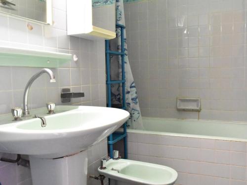 une salle de bain avec un lavabo, des toilettes et une baignoire dans l'établissement Narbonne Plage: Appt 3 pièces, Balcon, Parking, 7 couchages, Proche plage - FR-1-229B-33, à Narbonne