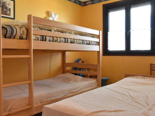 une chambre avec deux lits superposés et une fenêtre dans l'établissement Narbonne Plage: Appt 3 pièces, Balcon, Parking, 7 couchages, Proche plage - FR-1-229B-33, à Narbonne