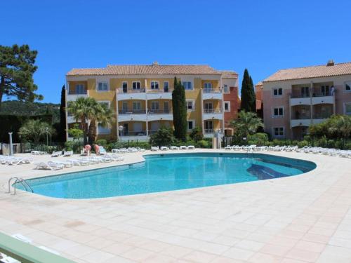 une grande piscine devant un immeuble dans l'établissement Appartement 2P aux Issambres, piscine, tennis, parking sécurisé - FR-1-226-465, à Roquebrune-sur Argens