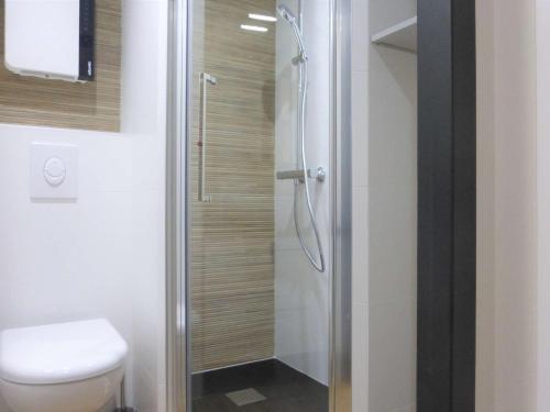 une salle de bain avec toilettes et douche en verre dans l'établissement Appartement rénové, 4 couchages, proche commerces et plage, avec jardin et services inclus. - FR-1-224-782, à Saint-Gilles-Croix-de-Vie