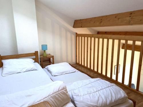 - une chambre avec 2 lits dans une pièce dotée de murs en bois dans l'établissement Maison à 200m de la mer, piscine chauffée, 4 couchages, parking privé, terrasse - Bretignolles-sur-Mer - FR-1-224A-50, à Bretignolles-sur-Mer