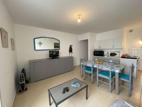 Photo de la galerie de l'établissement Appartement 3 pièces avec balcon, parking privé et 6 couchages - Saint-Hilaire-de-Riez - FR-1-224C-185, à Saint-Hilaire-de-Riez