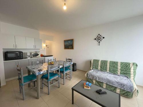 Photo de la galerie de l'établissement Appartement 3 pièces avec balcon, parking privé et 6 couchages - Saint-Hilaire-de-Riez - FR-1-224C-185, à Saint-Hilaire-de-Riez