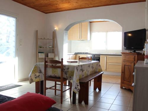 Photo de la galerie de l'établissement Maison charmante près plage et port - Jardin, Terrasse, BBQ, Parking - Saint-Pierre-d'Oléron - FR-1-246A-92, à Saint-Pierre-dʼOléron