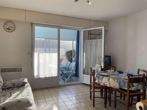 Photo de la galerie de l'établissement Maison 2 pièces à 200m plage, piscine, tennis, parking - FR-1-224A-49, à Bretignolles-sur-Mer