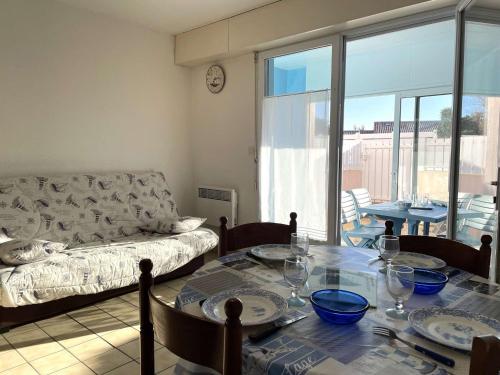 Photo de la galerie de l'établissement Maison 2 pièces à 200m plage, piscine, tennis, parking - FR-1-224A-49, à Bretignolles-sur-Mer