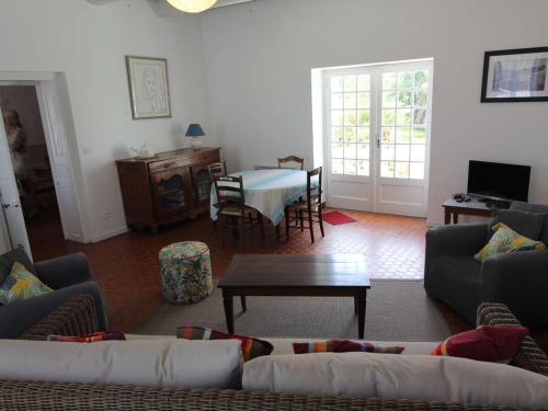un salon avec un canapé et une table dans l'établissement Maison rénovée 4 pièces, proche plage, 7 couchages, jardin clos, Dolus-d'Oléron - FR-1-246A-119, à Dolus-d'Oléron