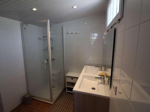 La salle de bains blanche est pourvue d'une douche et d'un lavabo. dans l'établissement Maison Dolus-d'Oléron, 4 pièces, 7 personnes - FR-1-246A-119, à Dolus-d'Oléron